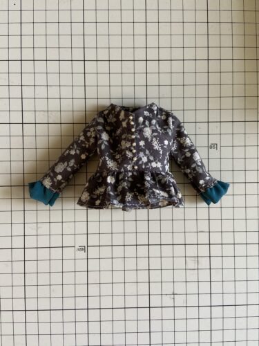 ドール服の作り方、ウエスト側のフリルがかわいいぺプラムブラウス